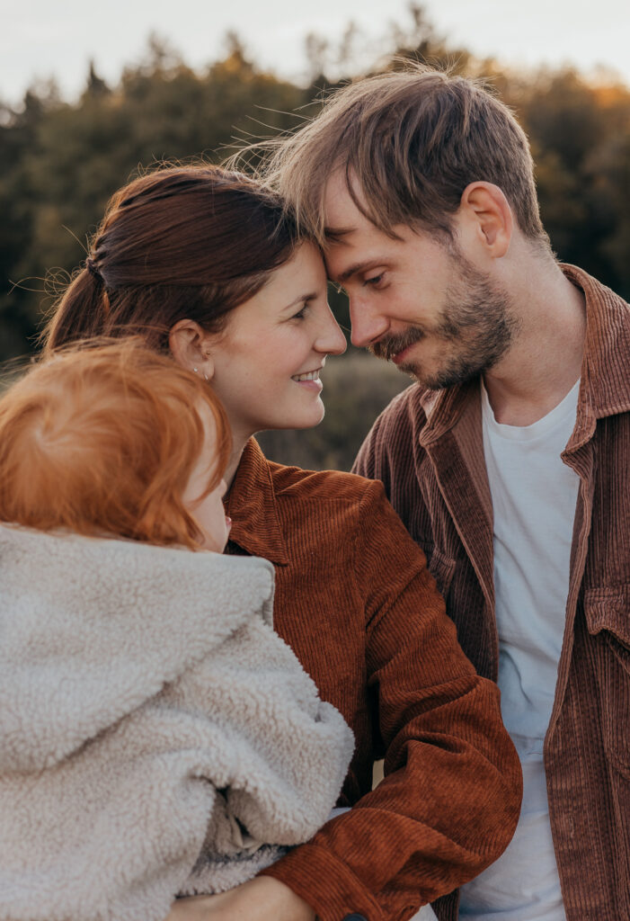 Glückliche Familie Stirn an Stirn in der Natur – authentische Familienfotografie im Saarland