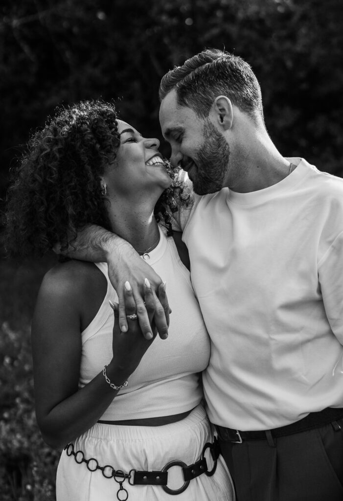 Verliebtes Paar lächelt sich bei einem emotionalen Paarshooting im Saarland an